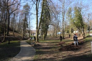 12.04.2022. Starachowice. Uchodźcy z Ukrainy sprzątają park miejski / UM Starachowice