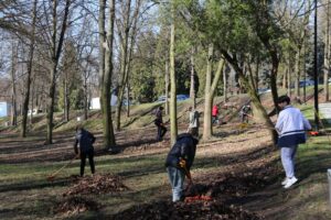 12.04.2022. Starachowice. Uchodźcy z Ukrainy sprzątają park miejski / UM Starachowice