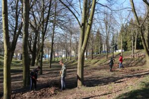 12.04.2022. Starachowice. Uchodźcy z Ukrainy sprzątają park miejski / UM Starachowice