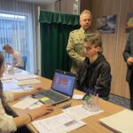 04.04.2022. Kielce. Komisja poborowa w Starostwie Powiatowym w Kielcach. Na zdjęciu (po prawej): ppłk Mirosław Wolski - wojskowy komendant uzupełnień w Kielcach i Zbigniew Koniusz - wojewoda świętokrzyski / Monika Miller / Radio Kielce