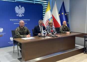 26.04.2022. Kielce. Konferencja wojewody świętokrzyskiego Zbigniewa Koniusza. Na zdjęciu (od lewej): Płk Adam Włoczewski - komendant Centrum Przygotowań do Misji Zagranicznych w Kielcach, Zbigniew Koniusz - wojewoda świętokrzyski, Bożena Szczypiór - zastępca prezydenta Kielc, płk Piotr Hałys -dowódca 10. ŚBOT. / Monika Miller / Radio Kielce