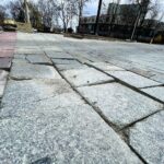 11.04.2022. Kielce. Uszkodzona nawierzchnia w pobliżu pomnika Sienkiewicza / Jarosław Kubalski / Radio Kielce