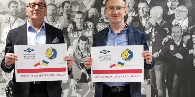Na zdjęciu (od lewej): Marian Urban - prezes KS Vive Kielce, Krzysztof Kalita - prezes Stowarzyszenia Integracja Europa-Wschód / kielcehandball.pl