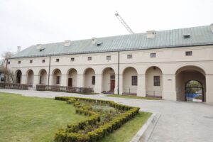 25.04.2022. Kielce. Oprowadzanie dyrektorskie po wyremontowanym Dawnym Pałacu Biskupów Krakowskich / Wiktor Taszlow / Radio Kielce