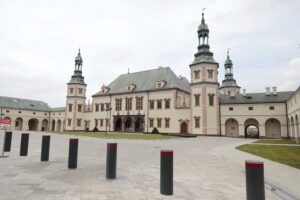 25.04.2022. Kielce. Oprowadzanie dyrektorskie po wyremontowanym Dawnym Pałacu Biskupów Krakowskich / Wiktor Taszlow / Radio Kielce