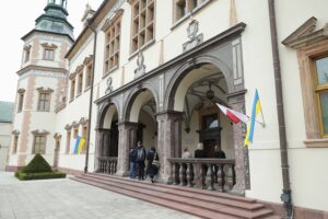 25.04.2022. Kielce. Oprowadzanie dyrektorskie po wyremontowanym Dawnym Pałacu Biskupów Krakowskich / Wiktor Taszlow / Radio Kielce