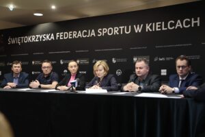 25.04.2022. Kielce. Rozstrzygnięcie programów ministerstwa sportu. Na zdjęciu (od lewej): Arkadiusz Zapalec- prezes klubu Baszta Rytwiany, Jacek Salwa - prezes klubu Skała Tumlin, Sandra Drabik - fundator Fundacji Sandry Drabik Łączy Nas Sport, Anna Krupka - wiceminister sportu i turystki, Robert Janus - prezes Świętokrzyskiej Federacji Sportu, Grzegorz Kędzierski - wiceprezes Polskiego Związku Bilardowego / Wiktor Taszłow / Radio Kielce