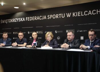 25.04.2022. Kielce. Rozstrzygnięcie programów ministerstwa sportu. Na zdjęciu (od lewej): Arkadiusz Zapalec- prezes klubu  Baszta Rytwiany, Jacek Salwa - prezes klubu Skała Tumlin, Sandra Drabik - fundator Fundacji Sandry Drabik Łączy Nas Sport, Anna Krupka - wiceminister sportu i turystki, Robert Janus - prezes Świętokrzyskiej Federacji Sportu, Grzegorz Kędzierski - wiceprezes Polskiego Związku Bilardowego / Wiktor Taszłow / Radio Kielce