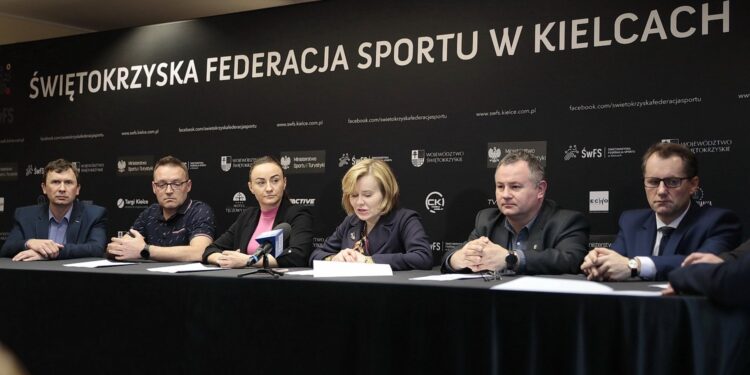 25.04.2022. Kielce. Rozstrzygnięcie programów ministerstwa sportu. Na zdjęciu (od lewej): Arkadiusz Zapalec- prezes klubu  Baszta Rytwiany, Jacek Salwa - prezes klubu Skała Tumlin, Sandra Drabik - fundator Fundacji Sandry Drabik Łączy Nas Sport, Anna Krupka - wiceminister sportu i turystki, Robert Janus - prezes Świętokrzyskiej Federacji Sportu, Grzegorz Kędzierski - wiceprezes Polskiego Związku Bilardowego / Wiktor Taszłow / Radio Kielce