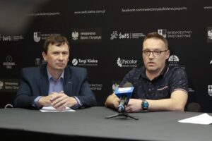 25.04.2022. Kielce. Rozstrzygnięcie programów ministerstwa sportu. Na zdjęciu (od lewej): Arkadiusz Zapalec- prezes klubu Baszta Rytwiany, Jacek Salwa - prezes klubu Skała Tumlin / Wiktor Taszłow / Radio Kielce