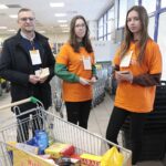 02.04.2022. Kielce. Wielkanocna zbiórka żywności. Na zdjęciu (od lewej): Zdzisław Łakomiec - radny Rady Miasta Kielce, Natalia, Wiktoria / Wiktor Taszłow / Radio Kielce