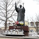 02.04.2022. Kielce. Pomnik Jana Pawła II na placu obok bazyliki katedralnej / Wiktor Taszłow / Radio Kielce