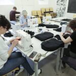 02.04.2022. Kielce. Szycie kominiarek w Instytucie Dizajnu w Kielcach / Wiktor Taszłow / Radio Kielce