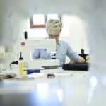 02.04.2022. Kielce. Szycie kominiarek w Instytucie Dizajnu w Kielcach / Wiktor Taszłow / Radio Kielce