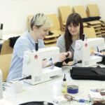 02.04.2022. Kielce. Szycie kominiarek w Instytucie Dizajnu w Kielcach / Wiktor Taszłow / Radio Kielce