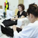 02.04.2022. Kielce. Szycie kominiarek w Instytucie Dizajnu w Kielcach / Wiktor Taszłow / Radio Kielce