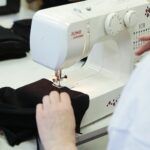 02.04.2022. Kielce. Szycie kominiarek w Instytucie Dizajnu w Kielcach / Wiktor Taszłow / Radio Kielce