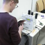 02.04.2022. Kielce. Szycie kominiarek w Instytucie Dizajnu w Kielcach / Wiktor Taszłow / Radio Kielce