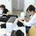 02.04.2022. Kielce. Szycie kominiarek w Instytucie Dizajnu w Kielcach / Wiktor Taszłow / Radio Kielce