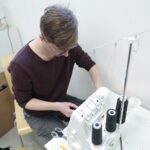 02.04.2022. Kielce. Szycie kominiarek w Instytucie Dizajnu w Kielcach / Wiktor Taszłow / Radio Kielce