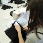 02.04.2022. Kielce. Szycie kominiarek w Instytucie Dizajnu w Kielcach / Wiktor Taszłow / Radio Kielce