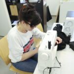 02.04.2022. Kielce. Szycie kominiarek w Instytucie Dizajnu w Kielcach / Wiktor Taszłow / Radio Kielce