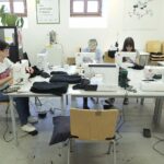 02.04.2022. Kielce. Szycie kominiarek w Instytucie Dizajnu w Kielcach / Wiktor Taszłow / Radio Kielce