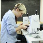 02.04.2022. Kielce. Szycie kominiarek w Instytucie Dizajnu w Kielcach / Wiktor Taszłow / Radio Kielce