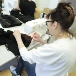 02.04.2022. Kielce. Szycie kominiarek w Instytucie Dizajnu w Kielcach / Wiktor Taszłow / Radio Kielce