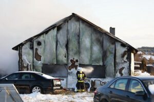 03.04.2022. Szczecno. Pożar warsztatu samochodowego / Wiktor Taszłow / Radio Kielce