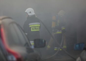 03.04.2022. Szczecno. Pożar warsztatu samochodowego.  / Wiktor Taszłow / Radio Kielce