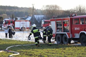 03.04.2022. Szczecno. Pożar warsztatu samochodowego / Wiktor Taszłow / Radio Kielce