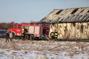 03.04.2022. Szczecno. Pożar warsztatu samochodowego / Wiktor Taszłow / Radio Kielce