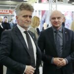 06.04.2022. Kielce. Targi Kielce. Podpisanie umowy dotyczącej powstania Klastra Metrologicznego. Na zdjęciu (od lewej): Krzysztof Słoń - senator, Rafał Nowak - wicewojewoda świętokrzyski / Wiktor Taszłow / Radio Kielce