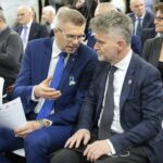 06.04.2022. Kielce. Targi Kielce. Podpisanie umowy dotyczącej powstania Klastra Metrologicznego. Na zdjęciu (od lewej): Bogdan Wenta - prezydent Kielc, Krzysztof Słoń - senator / Wiktor Taszłow / Radio Kielce