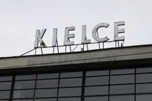 06.04.2022. Kielce. Elementy pochodzące z przebudowywanego dworca PKP / Wiktor Taszłow / Radio Kielce