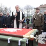 08.04.2022. Kielce. Ślubowanie klas mundurowych w Zespole Szkół Mechanicznych. Na zdjęciu (od lewej): biskup Marian Florczyk, płk Piotr Hałys - komendant 10. Świętokrzyskiej Brygady Obrony Terytorialnej, Dorota Koczwańska-Kalita - naczelnik kieleckiej delegatury IPN / Wiktor Taszłow / Radio Kielce