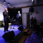 07.04.2022. Kielce. Wieczór wspomnień Stanisława Nyczaja. Na zdjęciu (od lewej): Jarosław Bukowski i Wit Chamera / Wiktor Taszłow / Radio Kielce