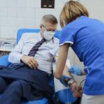 08.04.2022. Kielce. Akcja oddawania krwi "Dzielmy się zdrowiem i życiem". Na zdjęciu: Bogdan Wenta - prezydent Kielc / Wiktor Taszłow / Radio Kielce
