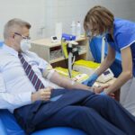 08.04.2022. Kielce. Akcja oddawania krwi "Dzielmy się zdrowiem i życiem". Na zdjęciu: Bogdan Wenta - prezydent Kielc / Wiktor Taszłow / Radio Kielce