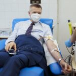 08.04.2022. Kielce. Akcja oddawania krwi "Dzielmy się zdrowiem i życiem". Na zdjęciu: Bogdan Wenta - prezydent Kielc / Wiktor Taszłow / Radio Kielce