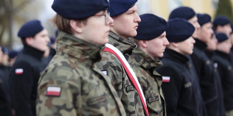 Miasto uruchomi klasy mundurowe w dwóch szkołach - Radio Kielce Miasto uruchomi klasy mundurowe w dwóch szkołach