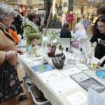 08.04.2022. Kielce. Galeria Korona. Kiermasz kieleckiego "Plastyka" z którego dochód pomoże mieszkańcom Ukrainy / Wiktor Taszłow / Radio Kielce