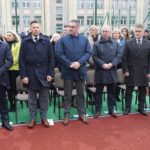 08.04.2022. Kielce. Ślubowanie klas mundurowych w Zespole Szkół Mechanicznych. Na zdjęciu (od lewej): Rafał Nowak - wicewojewoda świętokrzyski, Marcin Chłodnicki - zastępca prezydenta Kielc, Piotr Łojek, Jarosław Bukowski - radny Rady Miasta Kielc, senator Krzysztof Słoń, Dariusz Wójcik - dyrektor Zespołu Szkół Mechanicznych / Wiktor Taszłow / Radio Kielce