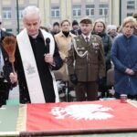 08.04.2022. Kielce. Ślubowanie klas mundurowych w Zespole Szkół Mechanicznych. Na zdjęciu (od lewej): biskup Marian Florczyk, płk Piotr Hałys - komendant 10. Świętokrzyskiej Brygady Obrony Terytorialnej, Dorota Koczwańska-Kalita - naczelnik kieleckiej delegatury IPN / Wiktor Taszłow / Radio Kielce