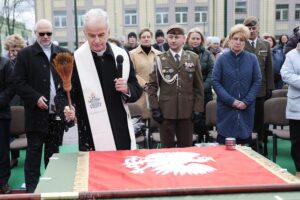 08.04.2022. Kielce. Ślubowanie klas mundurowych w Zespole Szkół Mechanicznych. Na zdjęciu (od lewej): biskup Marian Florczyk, płk Piotr Hałys - komendant 10. Świętokrzyskiej Brygady Obrony Terytorialnej, Dorota Koczwańska-Kalita - naczelnik kieleckiej delegatury IPN / Wiktor Taszłow / Radio Kielce