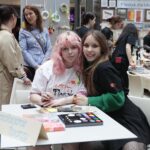 08.04.2022. Kielce. Galeria Korona. Kiermasz kieleckiego "Plastyka" z którego dochód pomoże mieszkańcom Ukrainy / Wiktor Taszłow / Radio Kielce