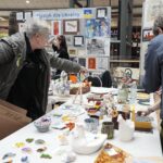 08.04.2022. Kielce. Galeria Korona. Kiermasz kieleckiego "Plastyka" z którego dochód pomoże mieszkańcom Ukrainy / Wiktor Taszłow / Radio Kielce