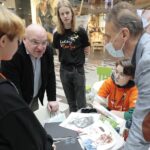 08.04.2022. Kielce. Galeria Korona. Kiermasz kieleckiego "Plastyka" z którego dochód pomoże mieszkańcom Ukrainy / Wiktor Taszłow / Radio Kielce