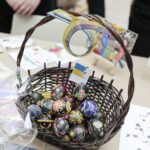 08.04.2022. Kielce. Galeria Korona. Kiermasz kieleckiego "Plastyka" z którego dochód pomoże mieszkańcom Ukrainy / Wiktor Taszłow / Radio Kielce